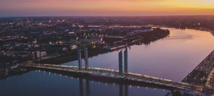 vue aériene de Bordeaux et au loin de sa métropole